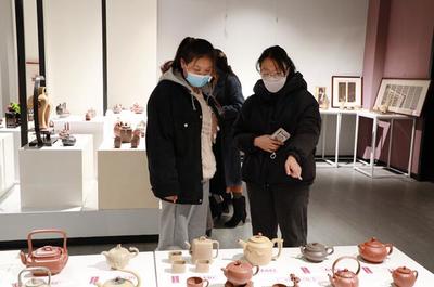 我校成功承辦第七屆江蘇省工藝美術(shù)“藝博杯”陶藝創(chuàng)新作品展暨陶藝論文評比活動